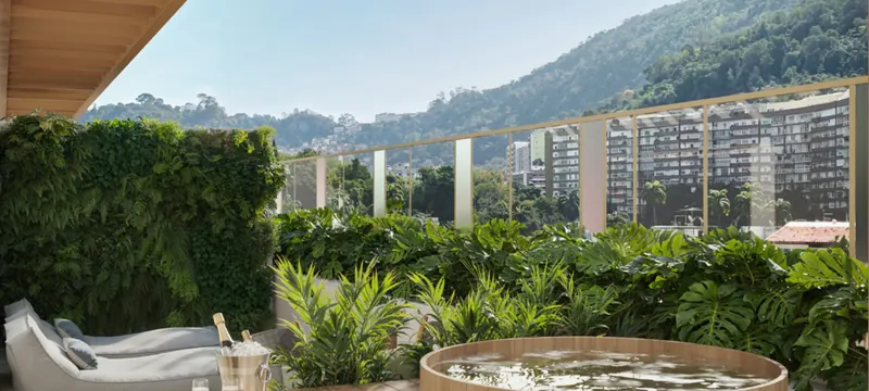 Terraço spa do Soul Rio Gago Coutinho com ofurô de madeira e jardim vertical